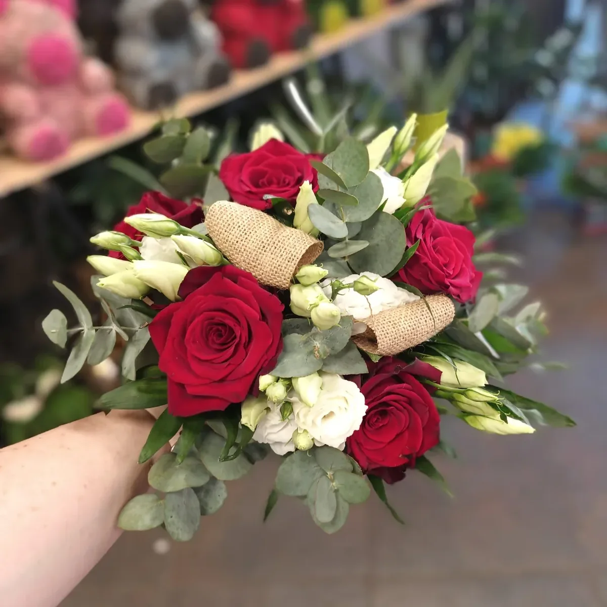 Bouquet de roses fraîches emballé main