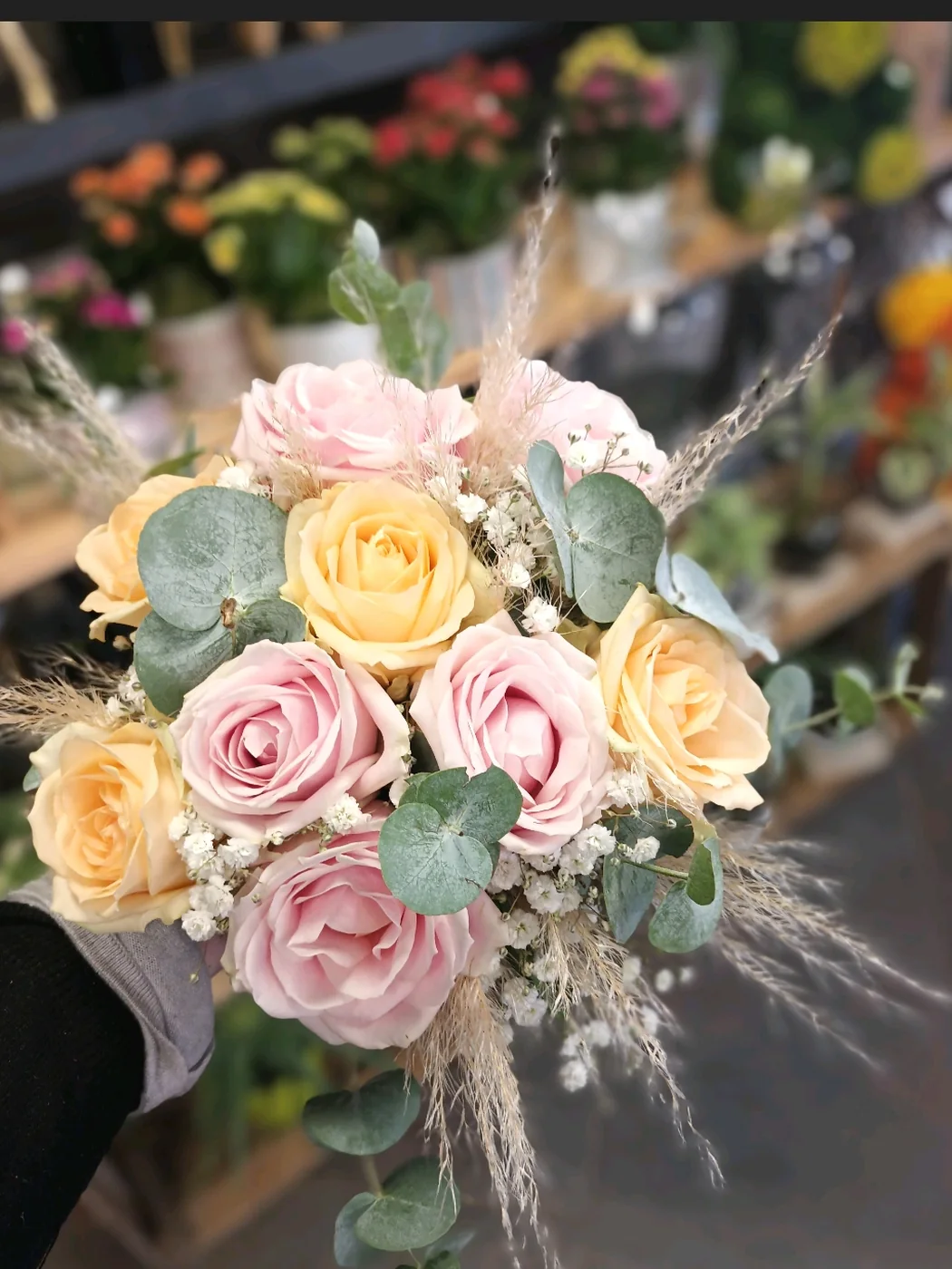 Bouquet de saison composé à la main par Monloup, artisan fleuriste à Roanne