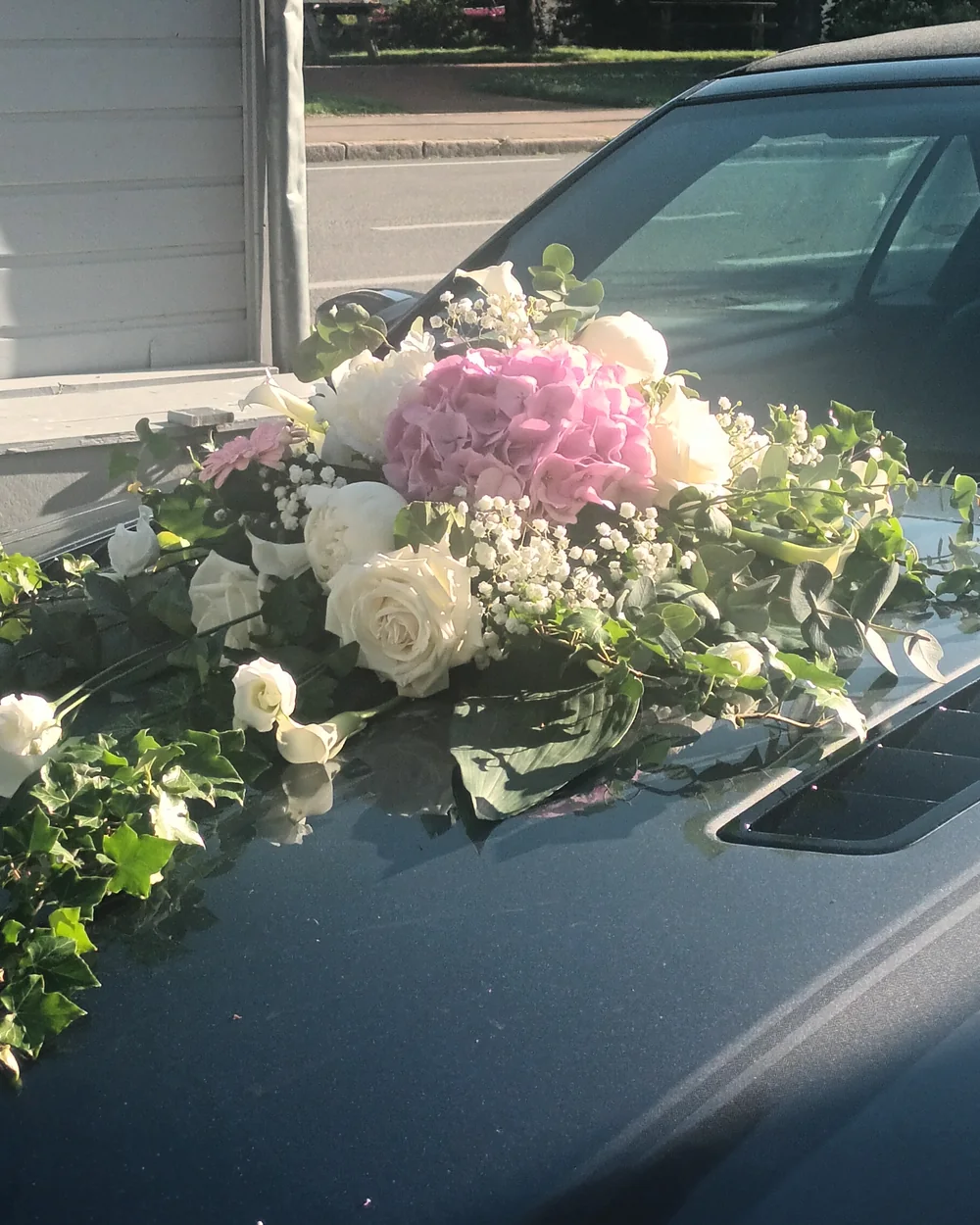 Décoration florale de la voiture des mariés