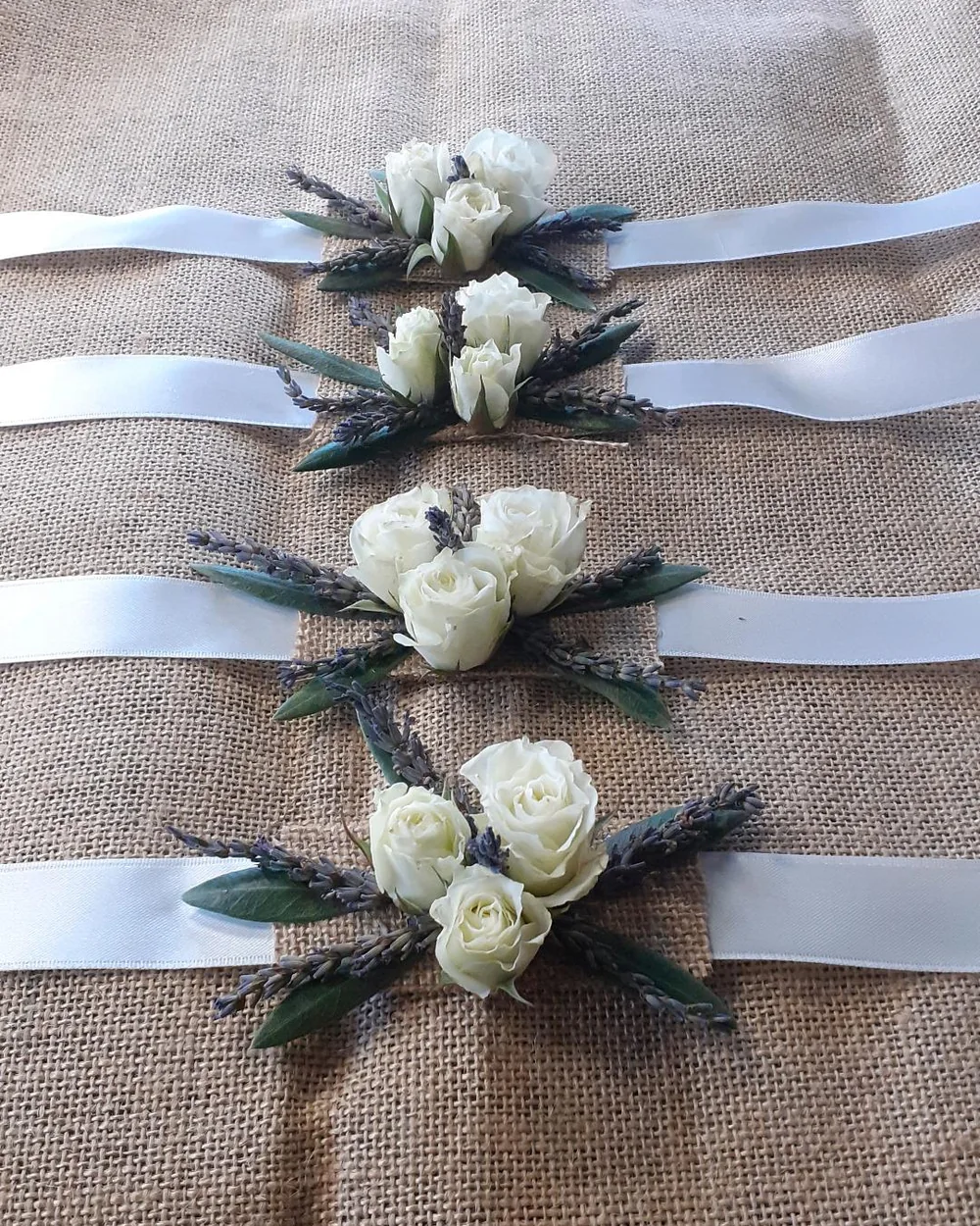 Boutonnières et bracelets sur mesure